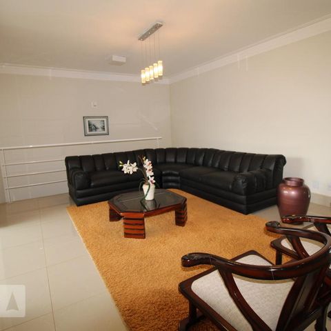 Casa para alugar com 800m², 4 quartos e 6 vagasSala