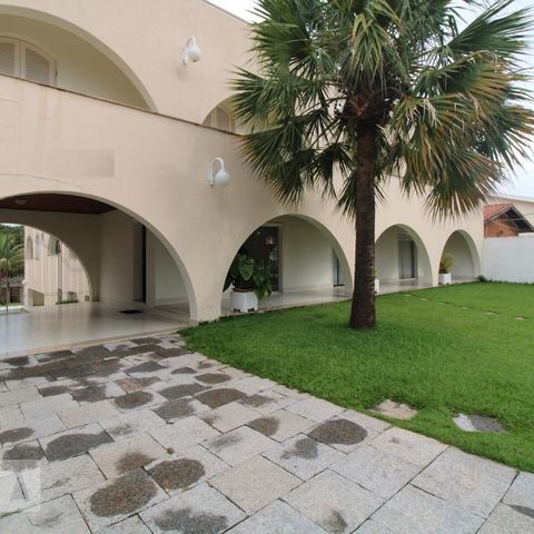 Casa para alugar com 800m², 4 quartos e 6 vagasFachada