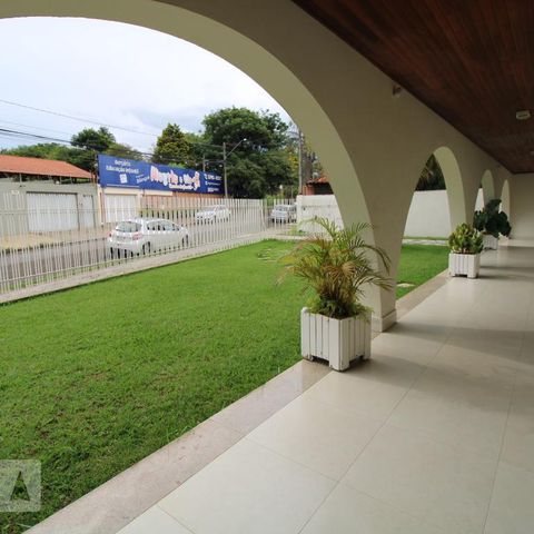 Casa para alugar com 800m², 4 quartos e 6 vagasFachada