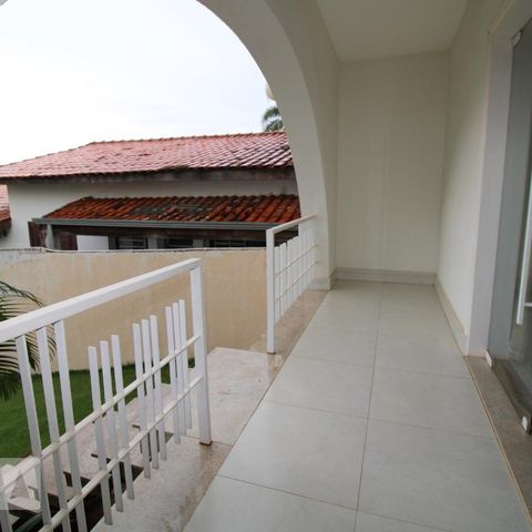 Casa para alugar com 800m², 4 quartos e 6 vagasSacada da Sala (para os fundos)