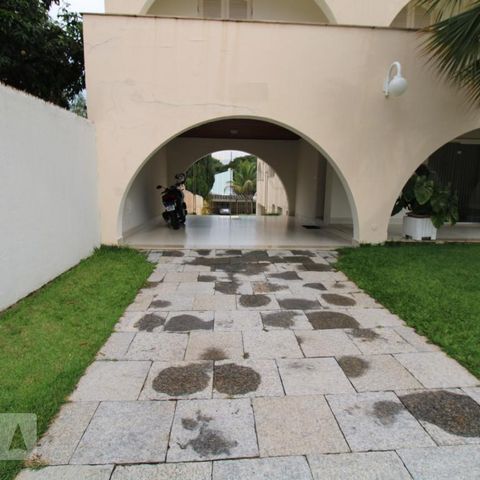 Casa para alugar com 800m², 4 quartos e 6 vagasFachada