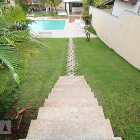 Casa para alugar com 800m², 4 quartos e 6 vagasEscada