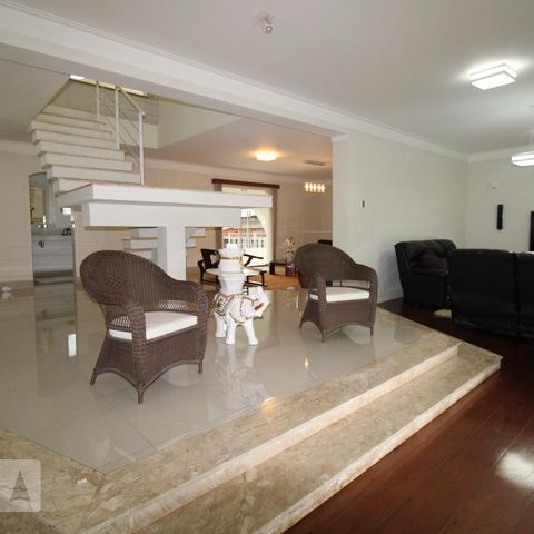 Casa para alugar com 800m², 4 quartos e 6 vagasSala