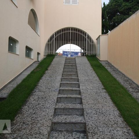 Casa para alugar com 800m², 4 quartos e 6 vagasAcesso à garagem (frente)