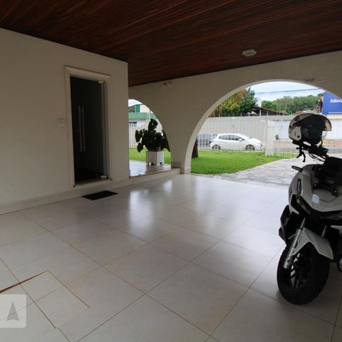Casa para alugar com 800m², 4 quartos e 6 vagasGaragem (frente)
