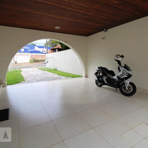 Casa para alugar com 800m², 4 quartos e 6 vagasGaragem (frente)