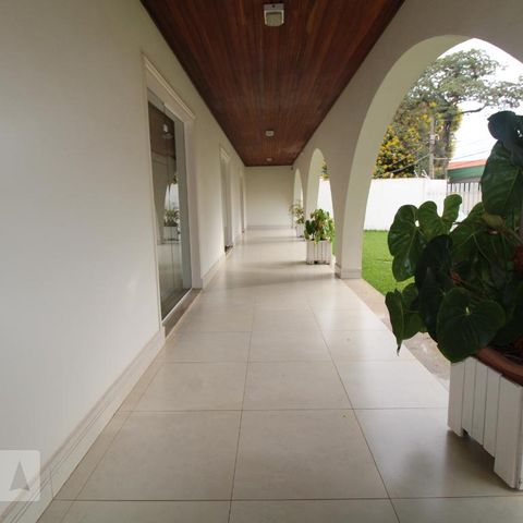 Casa para alugar com 800m², 4 quartos e 6 vagasGaragem (frente)