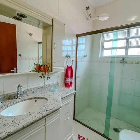 Casa à venda com 144m², 3 quartos e 2 vagasBanheiro