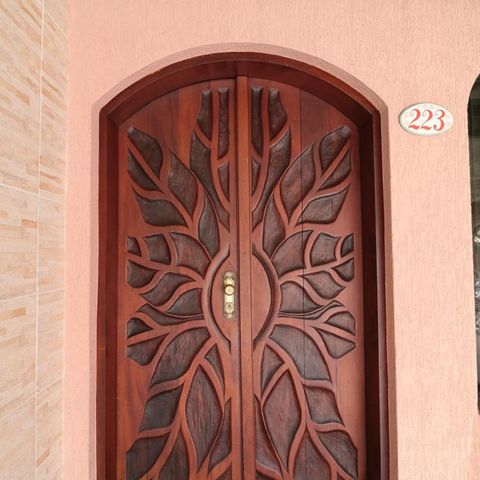 Casa à venda com 240m², 3 quartos e 2 vagasDetalhe Porta de Entrada da Casa