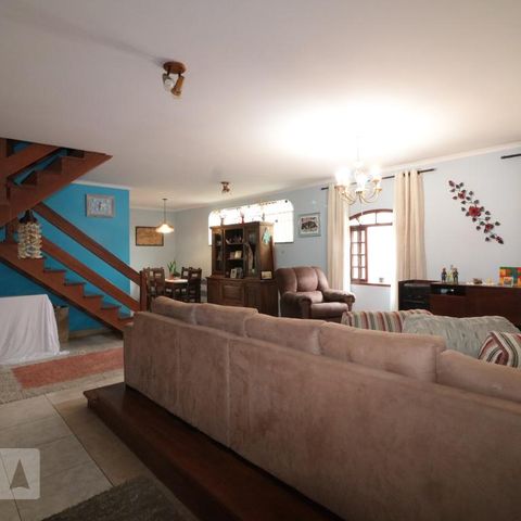 Casa à venda com 240m², 3 quartos e 2 vagasSala