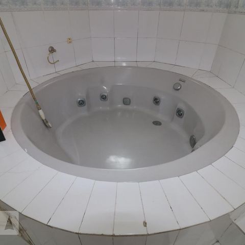 Casa à venda com 240m², 3 quartos e 2 vagasBanheiro da Suite 1 - banheira