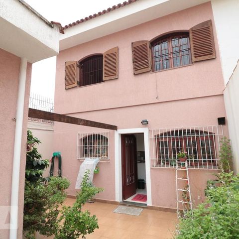 Casa à venda com 240m², 3 quartos e 2 vagasFachada - fundo