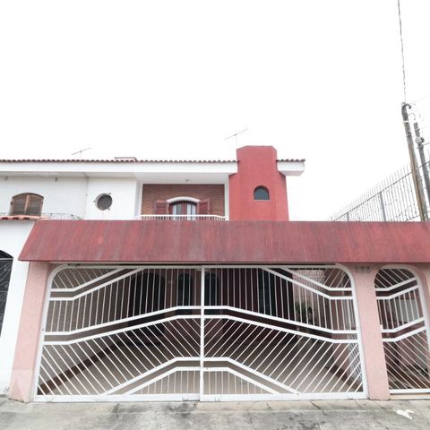 Casa à venda com 240m², 3 quartos e 2 vagasFachada