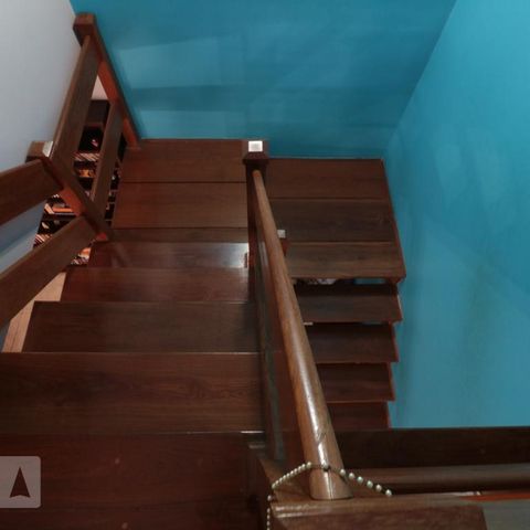 Casa à venda com 240m², 3 quartos e 2 vagasEscada de acesso aos dormitorios