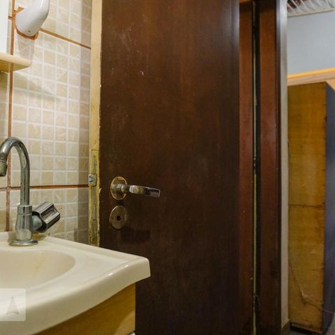 Casa de condomínio à venda com 366m², 5 quartos e 4 vagasBanheiro de Serviço