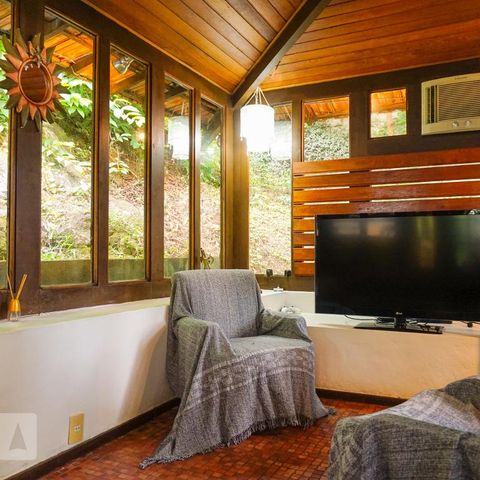 Casa de condomínio à venda com 366m², 5 quartos e 4 vagasSala de TV