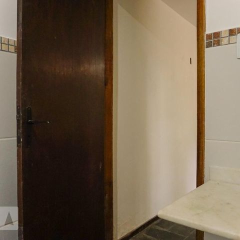 Casa de condomínio à venda com 366m², 5 quartos e 4 vagasBanheiro Social 2
