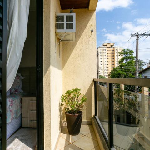 Casa à venda com 200m², 3 quartos e 6 vagas Casa à venda com 200m², 3 quartos e 6 vagasVaranda da suíte