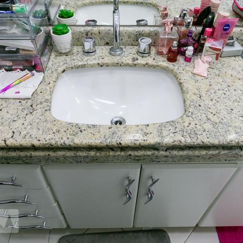 Casa à venda com 200m², 3 quartos e 6 vagas Casa à venda com 200m², 3 quartos e 6 vagasBanheiro