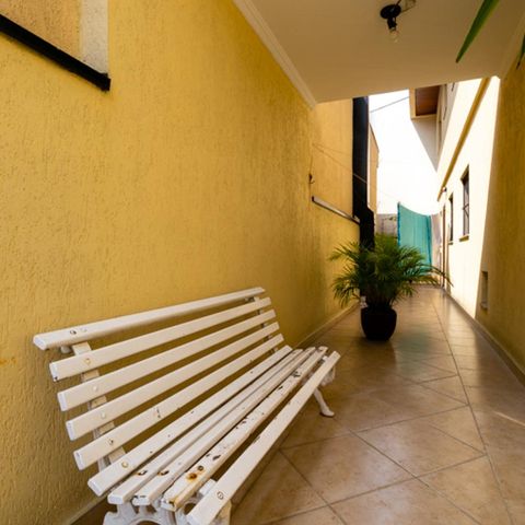 Casa à venda com 200m², 3 quartos e 6 vagas Casa à venda com 200m², 3 quartos e 6 vagasCorredor de entrada