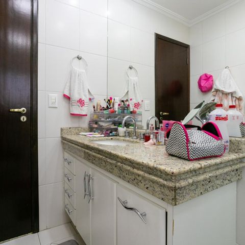 Casa à venda com 200m², 3 quartos e 6 vagas Casa à venda com 200m², 3 quartos e 6 vagasBanheiro