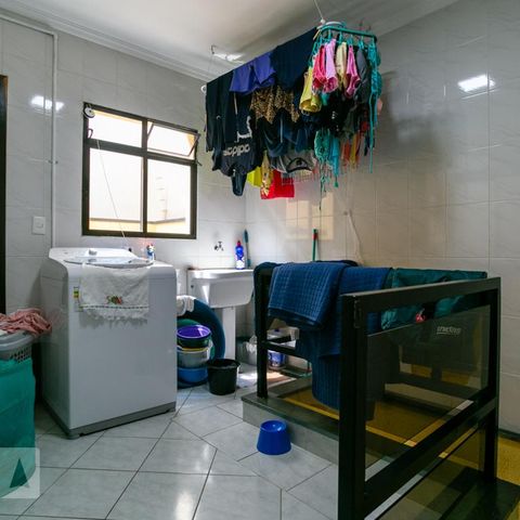 Casa à venda com 200m², 3 quartos e 6 vagas Casa à venda com 200m², 3 quartos e 6 vagasÁrea de serviço