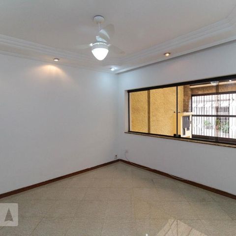 Casa à venda com 100m², 2 quartos e 2 vagasSala