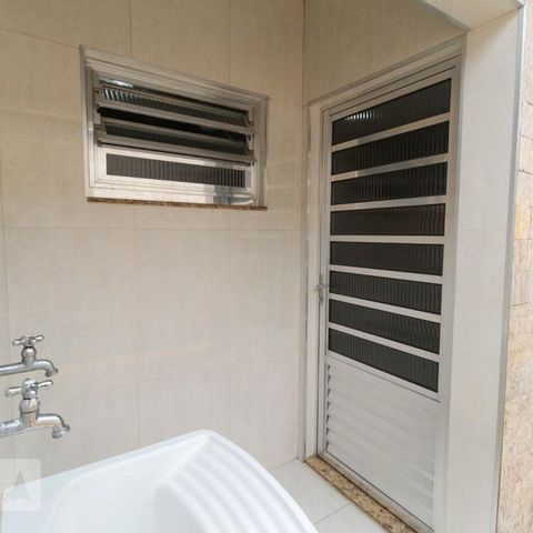 Casa à venda com 100m², 2 quartos e 2 vagasÁrea de serviço