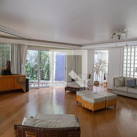 Casa à venda com 600m², 5 quartos e 4 vagasSala