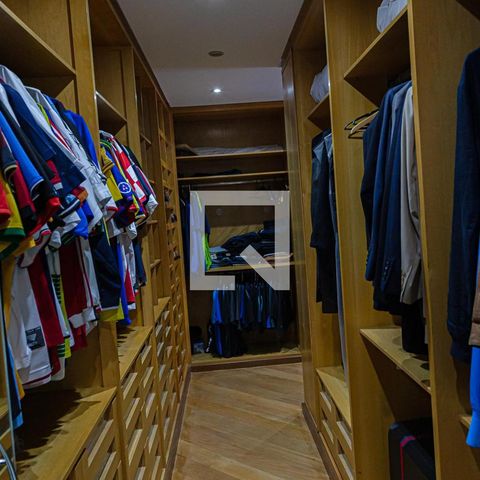 Casa à venda com 600m², 5 quartos e 4 vagasCloset