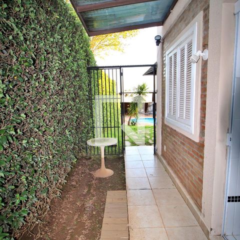 Casa à venda com 788m², 9 quartos e 10 vagasCorredor de acesso ao quintal