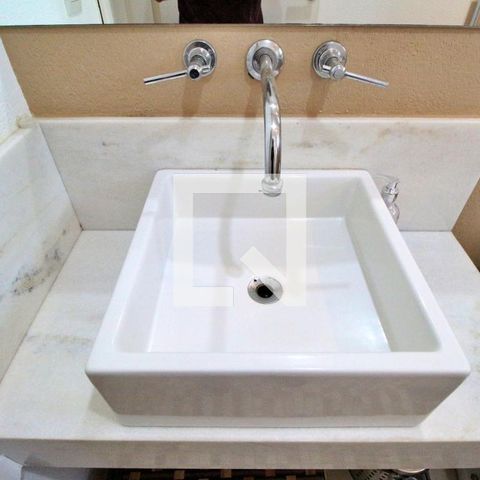 Casa à venda com 788m², 9 quartos e 10 vagasBanheiro do Quarto 8 (Suíte) - Pia