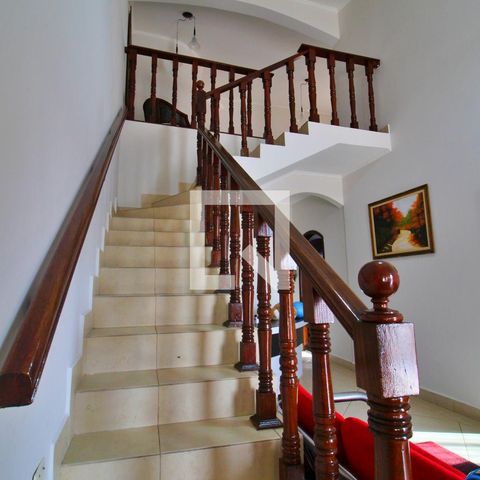 Casa à venda com 315m², 5 quartos e 4 vagasEscada