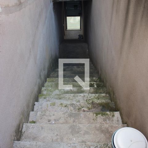 Casa à venda com 160m², 2 quartos e 2 vagasEscada