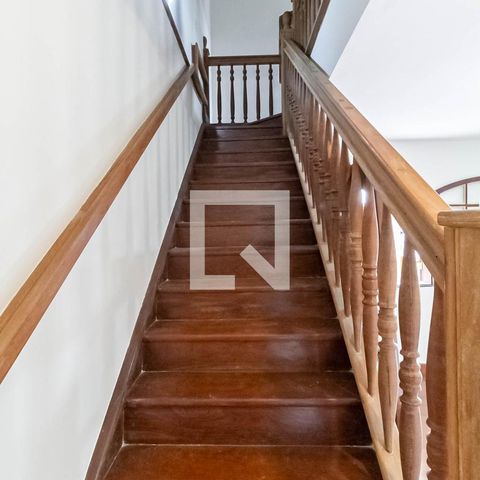 Casa para alugar com 400m², 5 quartos e 5 vagasEscada