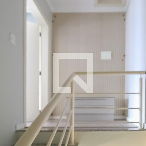 Casa de condomínio à venda com 155m², 3 quartos e 2 vagasEscada