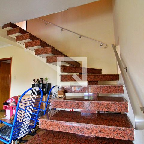 Casa à venda com 148m², 4 quartos e 5 vagasEscada