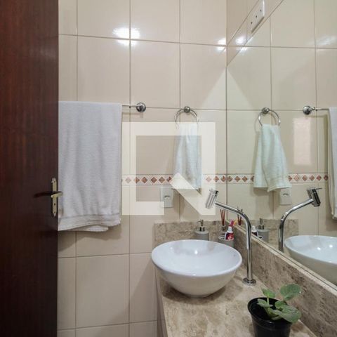 Casa à venda com 200m², 3 quartos e 2 vagas Casa à venda com 200m², 3 quartos e 2 vagasBanheiro Suíte