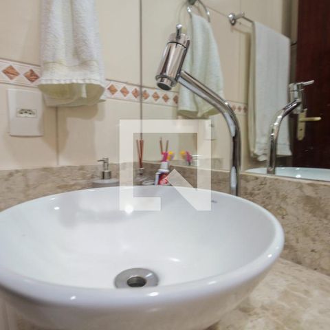 Casa à venda com 200m², 3 quartos e 2 vagas Casa à venda com 200m², 3 quartos e 2 vagasBanheiro Suíte