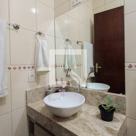 Casa à venda com 200m², 3 quartos e 2 vagas Casa à venda com 200m², 3 quartos e 2 vagasBanheiro Suíte