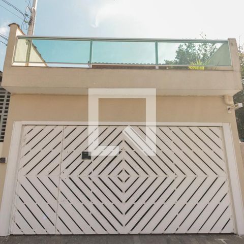 Casa à venda com 200m², 3 quartos e 2 vagas Casa à venda com 200m², 3 quartos e 2 vagasFachada