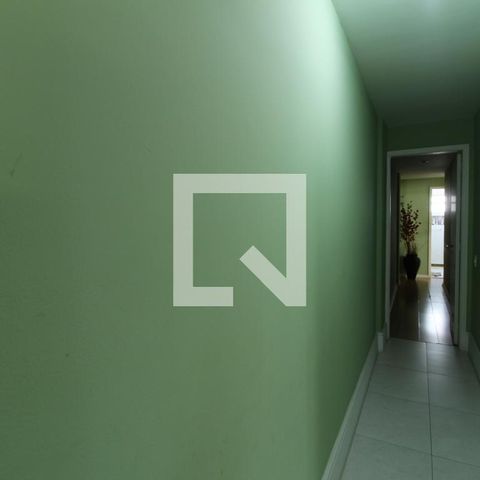 Apartamento à venda com 200m², 3 quartos e 2 vagasCorredor de acesso aos quartos