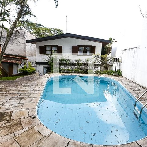 Casa para alugar com 240m², 4 quartos e 4 vagasÁrea comum - Piscina