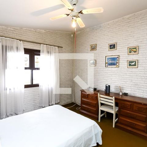 Casa para alugar com 240m², 4 quartos e 4 vagassuíte