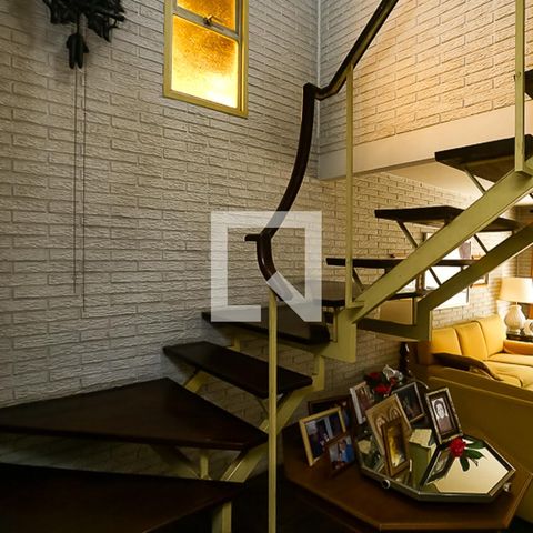 Casa para alugar com 240m², 4 quartos e 4 vagasEscada