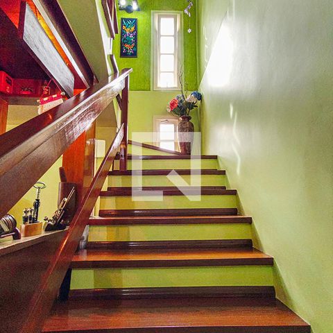 Casa à venda com 370m², 3 quartos e 2 vagasEscada