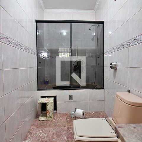 Casa à venda com 379m², 5 quartos e 6 vagasBanheiro do Quarto 1 - Suíte