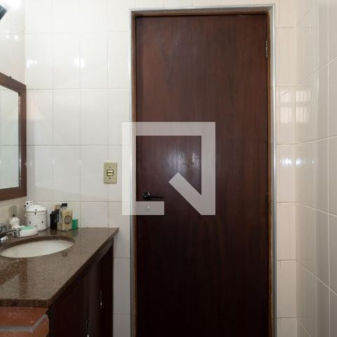 Casa para alugar com 4424m², 3 quartos e 8 vagasBanheiro
