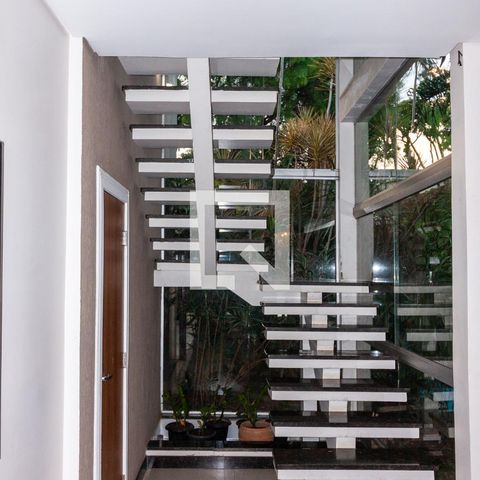Casa à venda com 420m², 4 quartos e 5 vagasescada