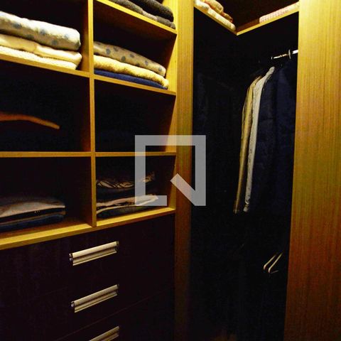 Casa de condomínio à venda com 363m², 3 quartos e 4 vagasCloset